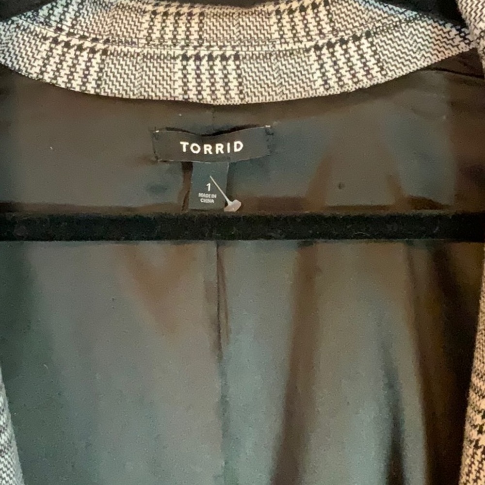 TORRID: Houndstooth Plaid Trench Coat 2 - Picture 5 of 5